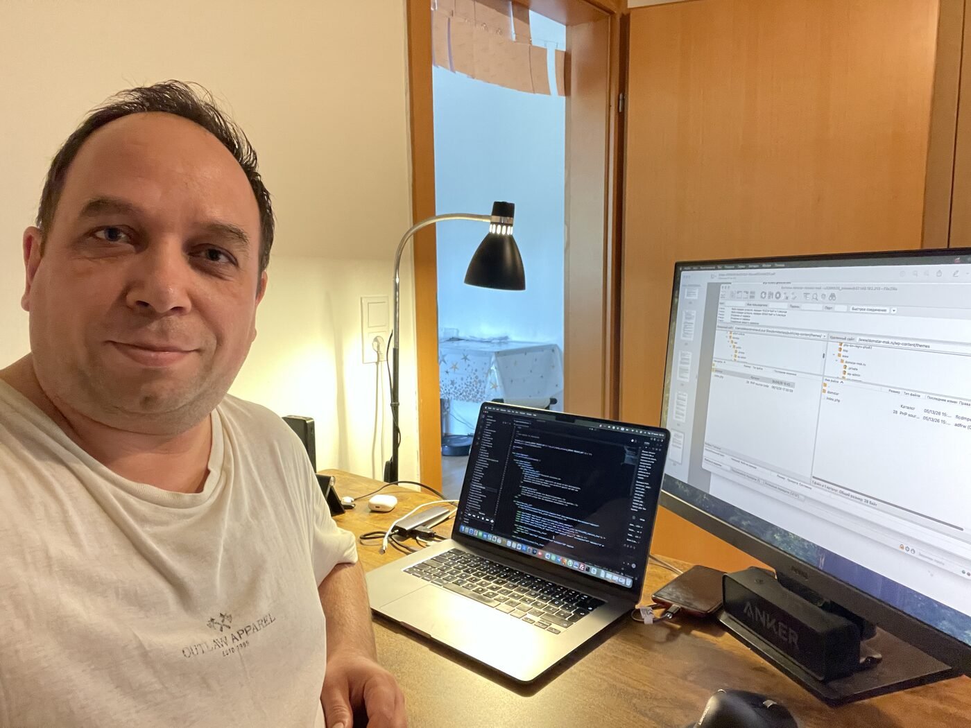 Aleksandr Mineev am Arbeitsplatz mit Laptop