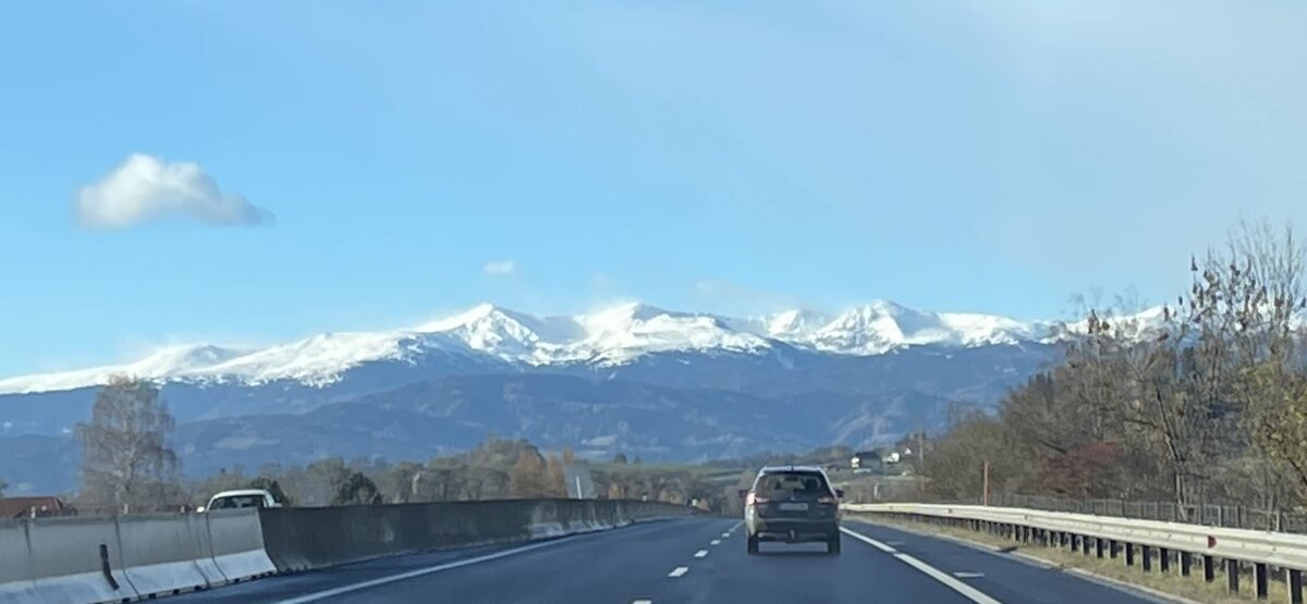 Strasse in der Steiermark mit Blick auf Berge