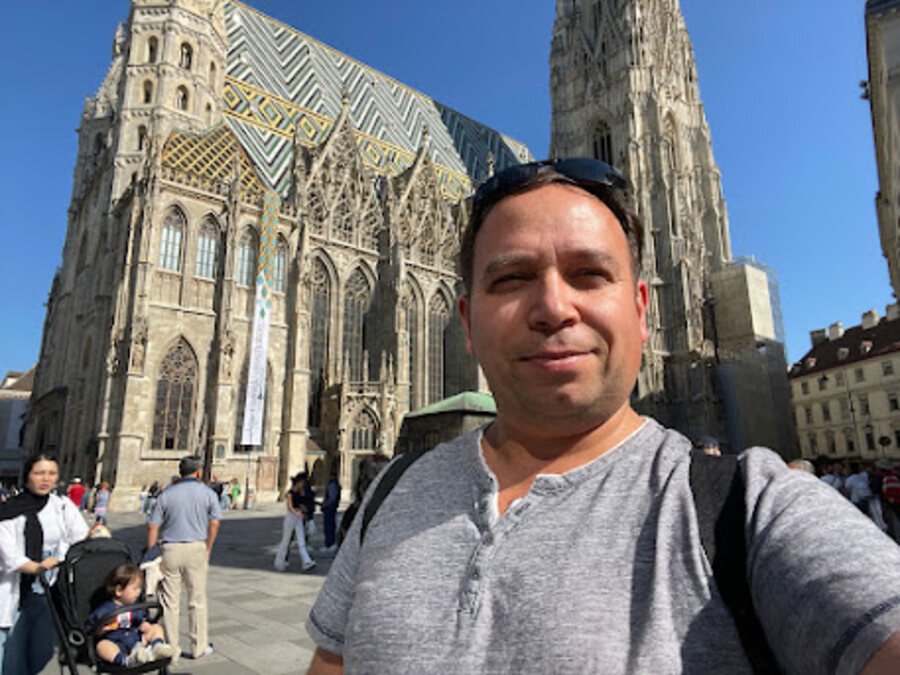 Aleksandr Mineev in Wien vor dem Stephansdom