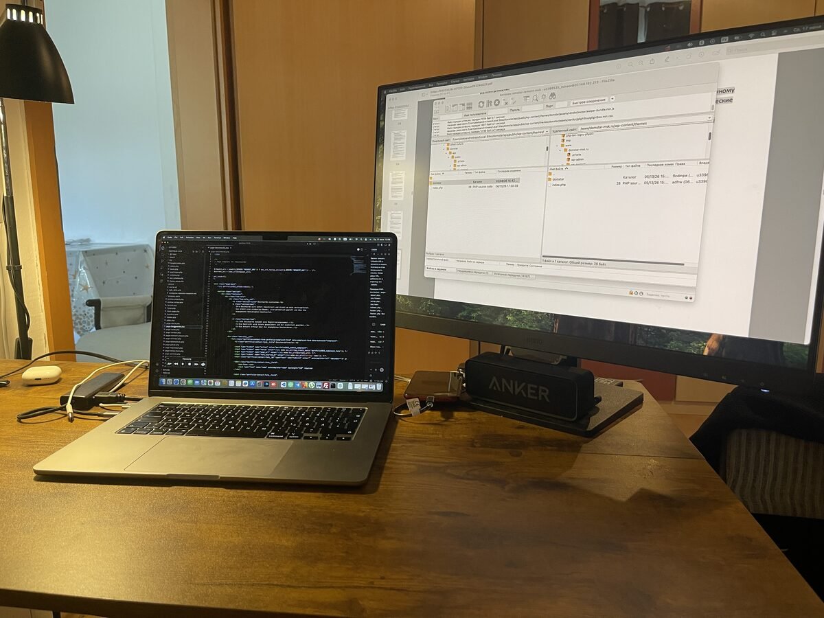 Arbeitsplatz mit Code, WordPress-Projekt und Entwicklungsumgebung